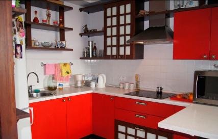 Кухня в красно-белых тонах Кухни с красно винным фасадом
